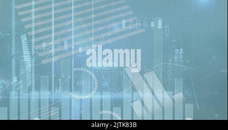 Bild der statistischen Datenverarbeitung über sich drehenden Windmühlen auf Grasland gegen blauen Himmel Stockfoto