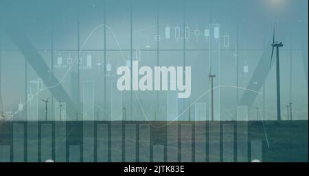 Bild der statistischen Datenverarbeitung über sich drehenden Windmühlen auf Grasland gegen blauen Himmel Stockfoto