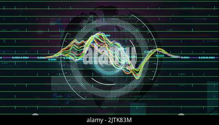 Bild eines runden Scanners, der sich vor grünem Hintergrund über die statistische Datenverarbeitung dreht Stockfoto