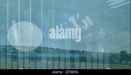 Bild der statistischen Datenverarbeitung über sich drehenden Windmühlen auf Grasland gegen blauen Himmel Stockfoto