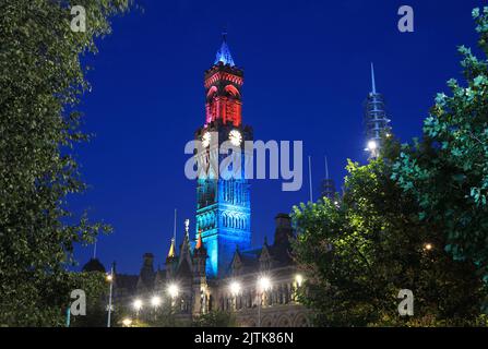 City Hall Uhrenturm, beleuchtet in der Dämmerung, im Zentrum von Bradford, West Yorkshire, Großbritannien Stockfoto