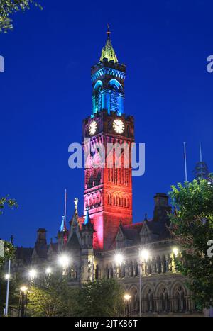 City Hall Uhrenturm, beleuchtet in der Dämmerung, im Zentrum von Bradford, West Yorkshire, Großbritannien Stockfoto