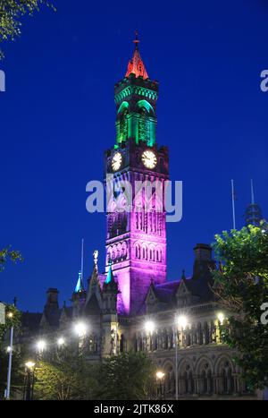 City Hall Uhrenturm, beleuchtet in der Dämmerung, im Zentrum von Bradford, West Yorkshire, Großbritannien Stockfoto