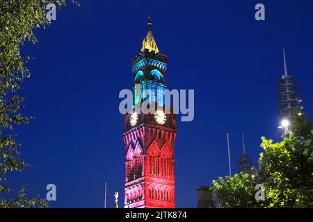 City Hall Uhrenturm, beleuchtet in der Dämmerung, im Zentrum von Bradford, West Yorkshire, Großbritannien Stockfoto