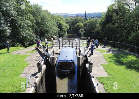 Bingley 5-Rise Staircase Locks, eines der sieben Wunder der Wasserstraßen am Leeds Liverpool Canal in der Nähe von Bradford, West Yorkshire, Großbritannien Stockfoto