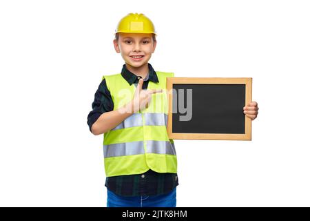 Kleiner Junge in Schutzhelm mit Kreidetafel Stockfoto