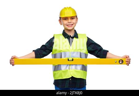 Junge im Bau Helm und Weste mit Niveau Stockfoto