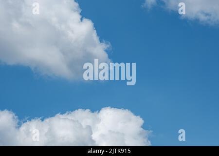 Dorking, Surrey Hills, London, Großbritannien, August 26 2022, Große weiße Cumulus Wolken gegen Einen blauen Himmel Stockfoto