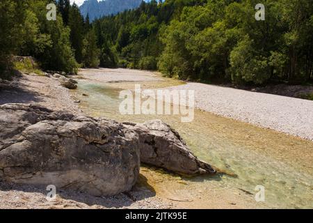 Der Fluss Pisnica in Kranjska Gora in der Region Oberkrain im Nordwesten Sloweniens. Es ist ein Nebenfluss des Flusses Sava Dolinka Stockfoto