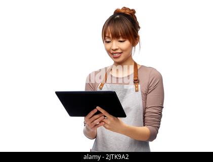 Glückliche Frau im Vorfeld mit Tablet-pc-Computer Stockfoto