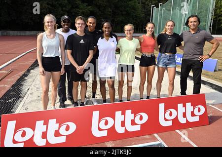 Vilvoorde, Belgien, 31. August 2022. DER US-Trainer Bob Kersee, die Amerikanerin Jackie Joyner Kersee, der Belgier Noor Vidts und der Leichtathletik-Trainer Fernando Oliva, die während einer Weitsprungklinik mit Joyner-Kersee und Oliva im Vilvoorde Atletiek Club VAC vor dem Memorial Van Damme Diamond League Meeting Leichtathletik-Event in Vilvoorde abgebildet wurden, Mittwoch, 31. August 2022. Das Diamond League-Treffen findet am 02. September statt. BELGA FOTO ERIC LALMAND Stockfoto