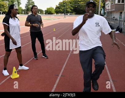 Vilvoorde, Belgien, 31. August 2022. American Jackie Joyner Kersee, Athletics Coach Fernando Oliva und US-Trainer Bob Kersee im Bild während einer Weitsprung-Klinik mit Joyner-Kersee und Oliva im Vilvoorde Atletiek Club VAC, vor dem Memorial Van Damme Diamond League Meeting Athletics Event, in Vilvoorde, Mittwoch, 31. August 2022. Das Diamond League-Treffen findet am 02. September statt. BELGA FOTO ERIC LALMAND Stockfoto