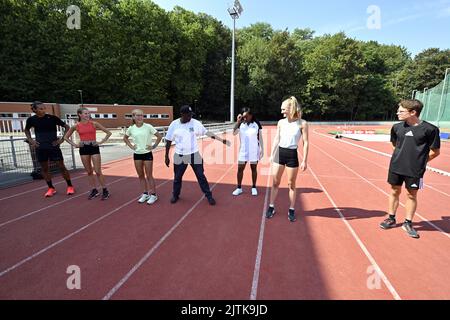 Vilvoorde, Belgien, 31. August 2022. DER US-Trainer Bob Kersee und die Amerikanerin Jackie Joyner Kersee, aufgenommen während einer Weitsprung-Klinik mit Joyner-Kersee und Oliva im Vilvoorde Atletiek Club VAC, vor dem Memorial Van Damme Diamond League Meeting Athletics Event, in Vilvoorde, Mittwoch, 31. August 2022. Das Diamond League-Treffen findet am 02. September statt. BELGA FOTO ERIC LALMAND Stockfoto