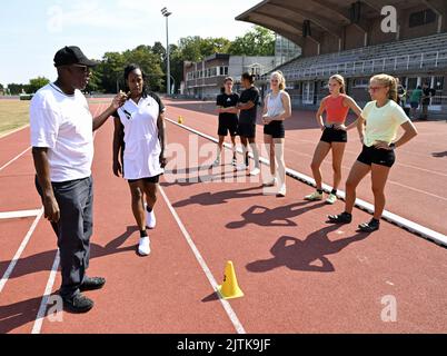 Vilvoorde, Belgien, 31. August 2022. DER US-Trainer Bob Kersee und die Amerikanerin Jackie Joyner Kersee, aufgenommen während einer Weitsprung-Klinik mit Joyner-Kersee und Oliva im Vilvoorde Atletiek Club VAC, vor dem Memorial Van Damme Diamond League Meeting Athletics Event, in Vilvoorde, Mittwoch, 31. August 2022. Das Diamond League-Treffen findet am 02. September statt. BELGA FOTO ERIC LALMAND Stockfoto