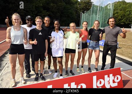 Vilvoorde, Belgien, 31. August 2022. DER US-Trainer Bob Kersee, die Amerikanerin Jackie Joyner Kersee, der Belgier Noor Vidts und der Leichtathletik-Trainer Fernando Oliva, die während einer Weitsprungklinik mit Joyner-Kersee und Oliva im Vilvoorde Atletiek Club VAC vor dem Memorial Van Damme Diamond League Meeting Leichtathletik-Event in Vilvoorde abgebildet wurden, Mittwoch, 31. August 2022. Das Diamond League-Treffen findet am 02. September statt. BELGA FOTO ERIC LALMAND Stockfoto