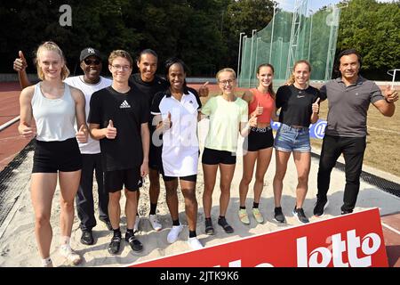 Vilvoorde, Belgien, 31. August 2022. DER US-Trainer Bob Kersee, die Amerikanerin Jackie Joyner Kersee, der Belgier Noor Vidts und der Leichtathletik-Trainer Fernando Oliva, die während einer Weitsprungklinik mit Joyner-Kersee und Oliva im Vilvoorde Atletiek Club VAC vor dem Memorial Van Damme Diamond League Meeting Leichtathletik-Event in Vilvoorde abgebildet wurden, Mittwoch, 31. August 2022. Das Diamond League-Treffen findet am 02. September statt. BELGA FOTO ERIC LALMAND Stockfoto