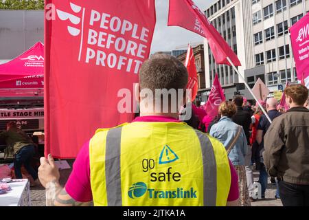 Belfast, Großbritannien. 31. August 2022. People Before Profit Flags und Banner unter den Aktivisten versammelten sich vor dem Rathaus von Belfast, um bei den steigenden Lebenshaltungskosten während der NI Strike Rally der Communication Workers Union für bessere Bezahlung zu plädieren. Quelle: Steve Nimmons/Alamy Live News Stockfoto