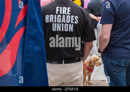 Belfast, Großbritannien. 31. August 2022. Gewerkschaftsmitglieder der Fire Brigades Union schließen sich anderen Aktivisten an, die sich vor dem Rathaus von Belfast versammeln, um angesichts der steigenden Lebenshaltungskosten während der NI Strike Rally der Communication Workers Union eine bessere Bezahlung zu fordern. Quelle: Steve Nimmons/Alamy Live News Stockfoto