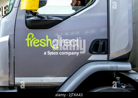 Kingston-upon-Thames, London, Großbritannien, August 29 2022, Fresh Direct Sysco Delivery Truck or Truck cab with Driver Stockfoto