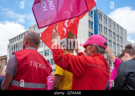 Belfast, Großbritannien. 31. August 2022. NIPSA-Gewerkschaftsaktivisten und CWU-NI-Mitglieder versammeln sich vor dem Rathaus von Belfast, um angesichts der steigenden Lebenshaltungskosten während der NI Strike Rally der Communication Workers Union für eine bessere Bezahlung zu plädieren. Quelle: Steve Nimmons/Alamy Live News Stockfoto