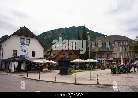 Kranjska Gora, Slowenien - August 20. 2022. Eine Straße im Zentrum von Kranjska Gora in der Region Oberkrain im Nordwesten Sloweniens Stockfoto