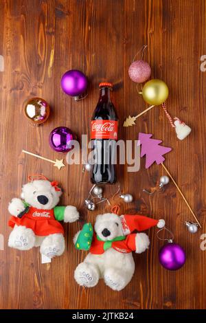 Tjumen, Russland-30. August 2022: Coca-Cola-Flasche, Weihnachts- und Neujahrskonzept. Flach liegend. Vertikales Foto Stockfoto