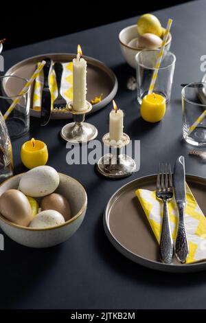 Nahaufnahme des ostertisches, der über Schwarz serviert wird Stockfoto