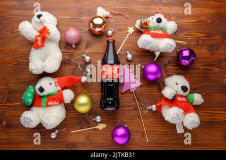 Tjumen, Russland-30. August 2022: Flache Laienzusammensetzung mit Coca-Cola-Ferienbären. Die Party im neuen Jahr, die Weihnachtsdekoration Stockfoto