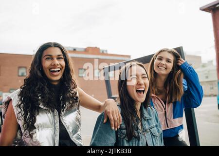 Glückliche multirassische junge Freunde, die zusammen Spaß haben Stockfoto