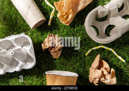 Nahaufnahme von Papierabfällen auf Gras Stockfoto