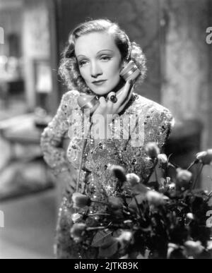 MARLENE DIETRICH in ANGEL 1937 der Regisseur ERNST LUBITSCH kostümiert Travis Banton Paramount Picters Stockfoto