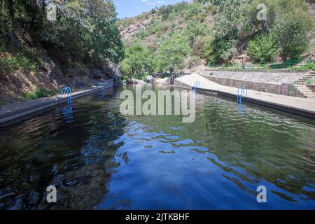 Natürlicher Swimmingpool von Vadillo. Kristallklares Wasser im Herzen von La Vera County. Losar de la Vera, Caceres, Extremadura, Spanien Stockfoto