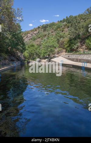 Natürlicher Swimmingpool von Vadillo. Kristallklares Wasser im Herzen von La Vera County. Losar de la Vera, Caceres, Extremadura, Spanien Stockfoto