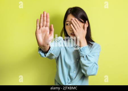 Koreanische Frau Gestikuliert Stop Und Abdeckung Gesicht Über Gelbem Hintergrund Stockfoto