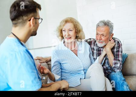 Krankenschwester Arzt Senior paar Pflege Betreuer Hilfe Assistance Altersheim Krankenpflege ältere Mann Frau Versicherung Stockfoto