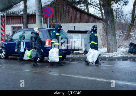 Siret Border, Rumänien - 26. Februar 2022: Ukrainische Flüchtlinge Stock Bild Stockfoto