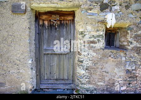 Altes Holzhaus aus einem traditionellen Steinhaus im Dorf Jagdhausalm im nationalpark hohe tauern, österreich Stockfoto
