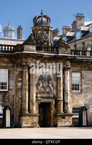 Eine vertikale Aufnahme des Eingangs zum Holyrood Palace. Edinburgh, Schottland, Großbritannien. Stockfoto