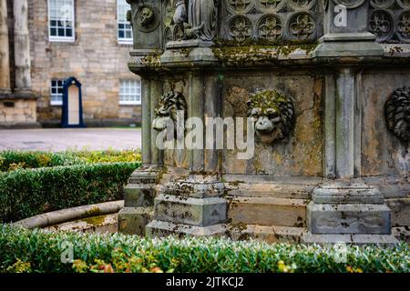 Der Brunnen im Innenhof des Holyrood Palace. Edinburgh, Schottland, Großbritannien. Stockfoto