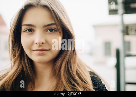 Porträt der lächelnde junge Frau mit braunen Haaren Stockfoto