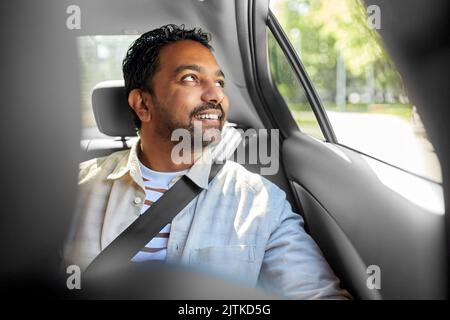 Träumende indische männliche Fahrgast im Taxi-Auto Stockfoto