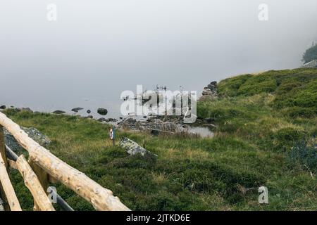 KARPACZ, POLEN - 20. AUGUST 2022: Ufer des kleinen Teiches im Karkonosze-Gebirge Stockfoto