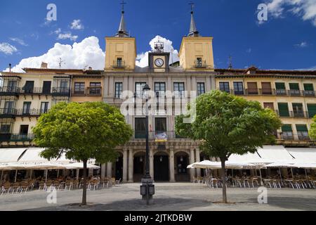 Segovia, Spanien - 21. August 2020: Plaza Mayor von Segovia, Spanien. Stockfoto