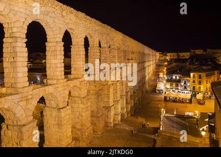 Segovia, Spanien - 21. August 2020: Aquädukt und Azoguejo-Platz bei Nacht, Segovia, Spanien. Stockfoto