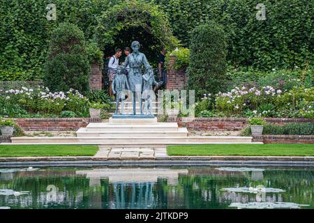 London, Großbritannien. 31. August 2022 Besucher sehen die Statue von Diana in den versunkenen Gärten des Kensington Palace, die am 1. Juli 2021 anlässlich des 25.. Todestages von Diana Princess of Wales, die am 31. August 1997 auf tragische Weise starb, von ihren Söhnen Princes William und Harry enthüllt wurde Ein Autounfall in Paris. Kredit. amer Ghazzal/Alamy Live Nachrichten Stockfoto