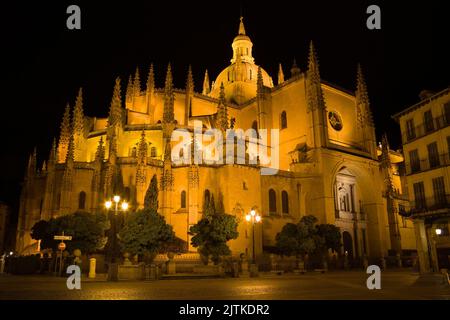 Kathedrale von Segovia, Spanien, bei Nacht. Stockfoto