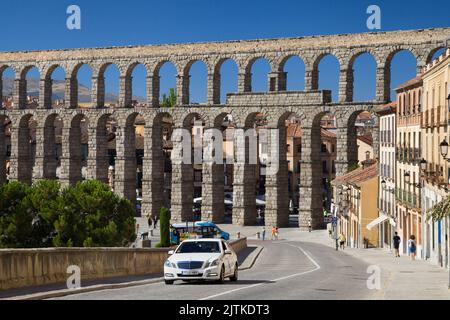 Segovia, Spanien - 22. August 2020: Aquädukt von Segovia von der San Juan Street, Segovia, Spanien. Stockfoto