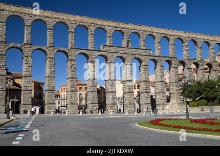 Segovia, Spanien - 22. August 2020: Aquädukt von Segovia von der Plaza Artilleria, Segovia, Spanien. Stockfoto