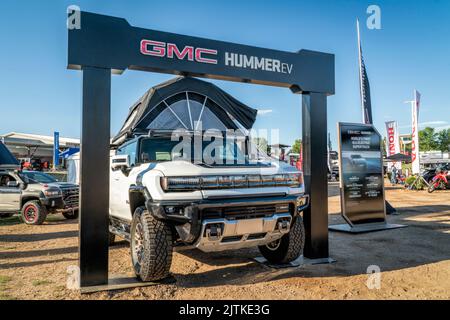 Loveland, CO, USA - 28. August 2022: GMC HUMMER EV Pickup, der weltweit erste vollelektrische supertruck mit Dachzelt. Stockfoto