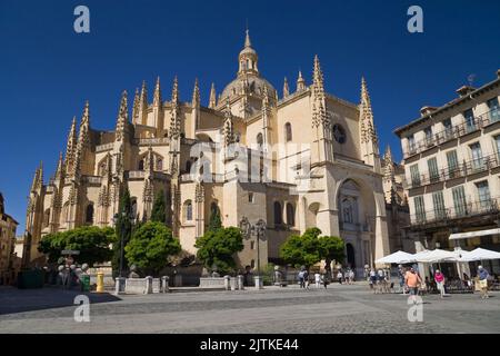 Segovia, Spanien - 22. August 2020: Kathedrale von Segovia von der Plaza Mayor aus gesehen, Segovia, Spanien. Stockfoto